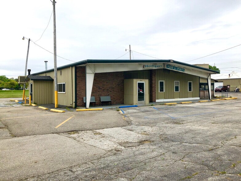 More Photos Of 3022 N Water St, Bay City Restaurant For Sale