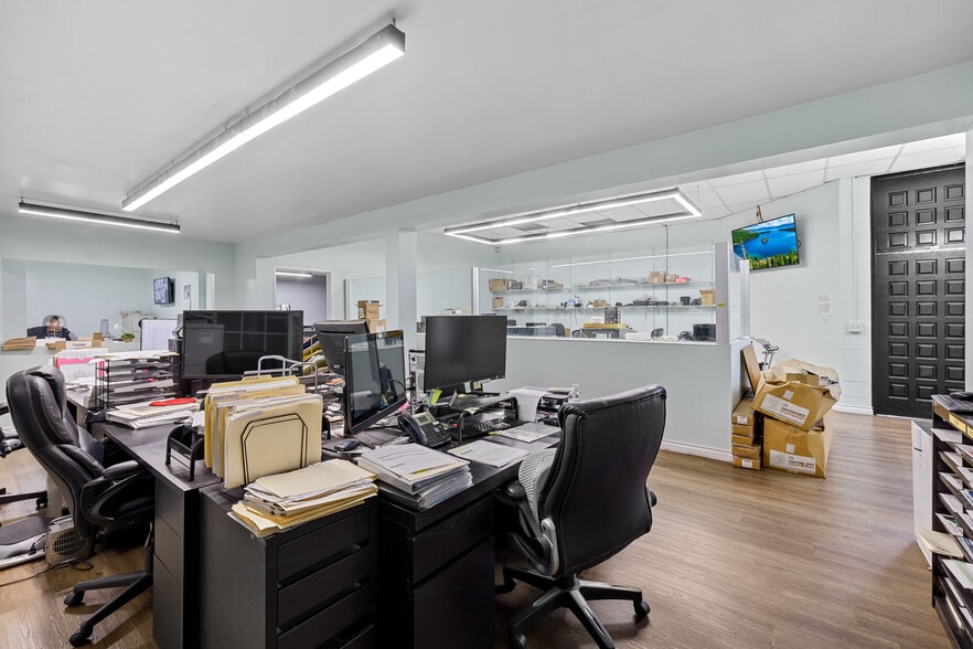 More Photos Of 148 W 32nd St, Los Angeles Warehouse For Lease