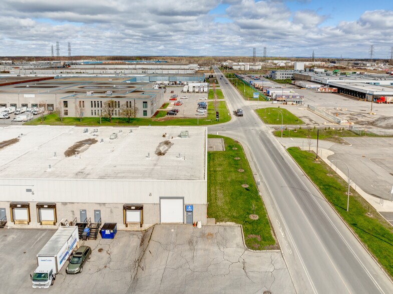 More Photos Of 894-930 Rue Bergar, Laval Warehouse For Lease