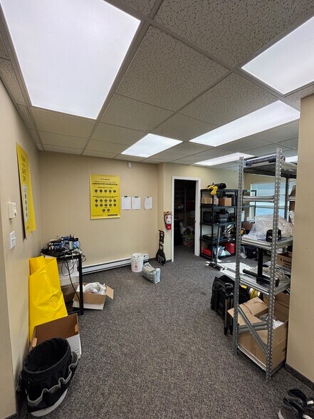 More Photos Of 4125 Mcconnell Dr, Burnaby Warehouse For Lease