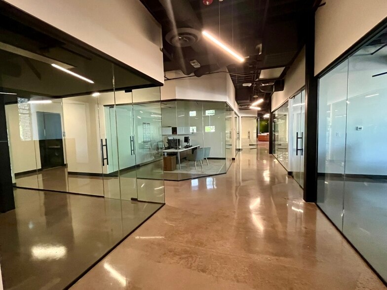 More Photos Of 16641 N 91st St, Scottsdale Showroom For Lease