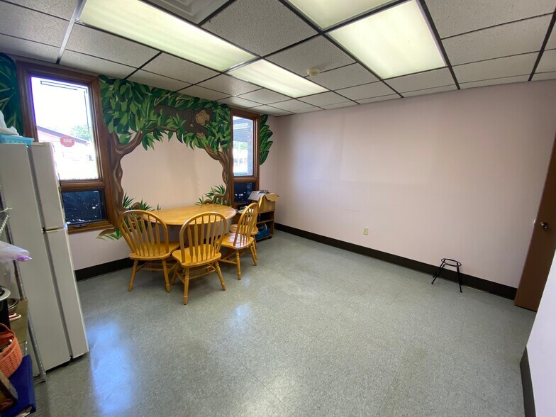 More Photos Of 2228 W College St, Springfield Veterinarian Kennel For Sale