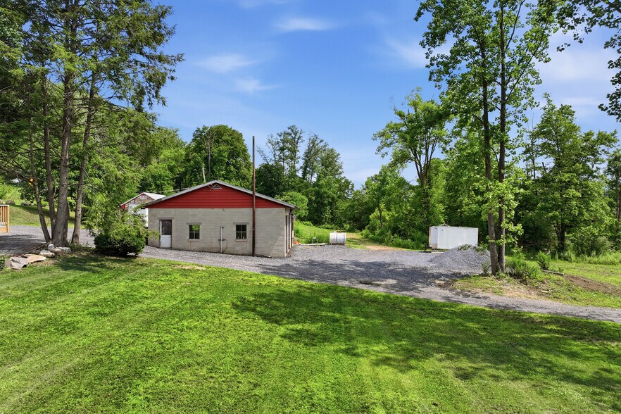 More Photos Of 429 Riverview Dr, Walnutport Flex For Sale