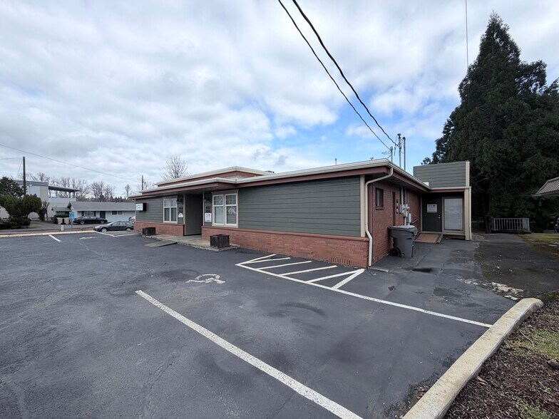 More Photos Of 950-960 Uglow Ave SE, Dallas Medical For Sale