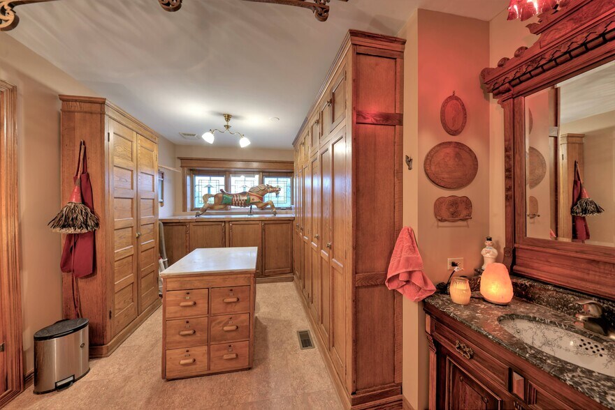 More Photos Of 890 Lake Ave, Woodstock General Retail For Sale