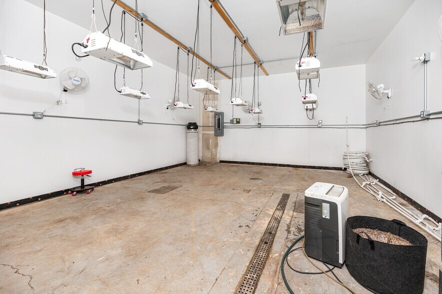 More Photos Of 3905 32nd St, Port Huron Truck Terminal For Sale