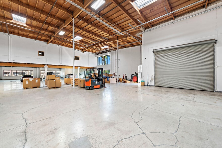More Photos Of 14 Chrysler, Irvine Manufacturing For Lease