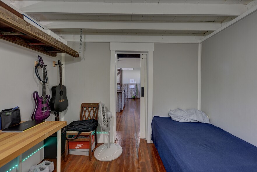 More Photos Of 103 N Main, Moulton Showroom For Sale