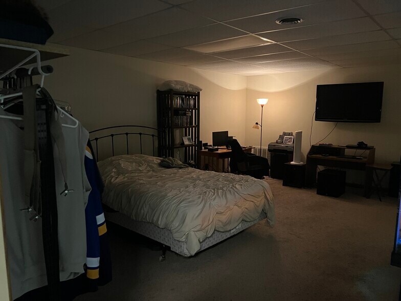 More Photos Of 300 E Broadway Blvd, Johnston City Specialty For Sale