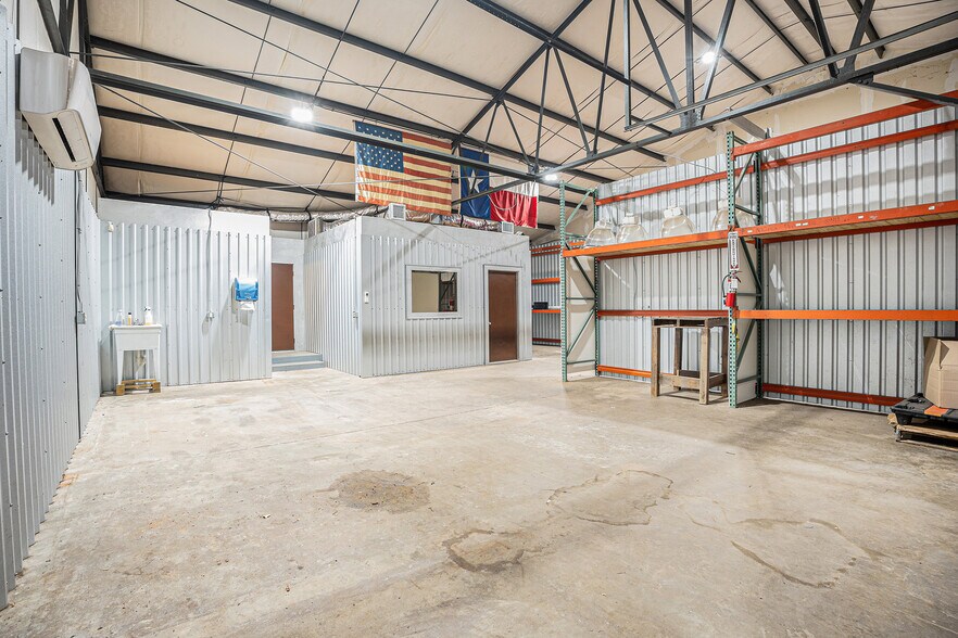 More Photos Of 110 N Walker St, Angleton Warehouse For Lease