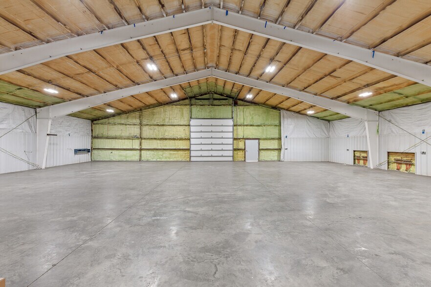 More Photos Of 275 Industrial Park Ave, Spirit Lake Warehouse For Lease