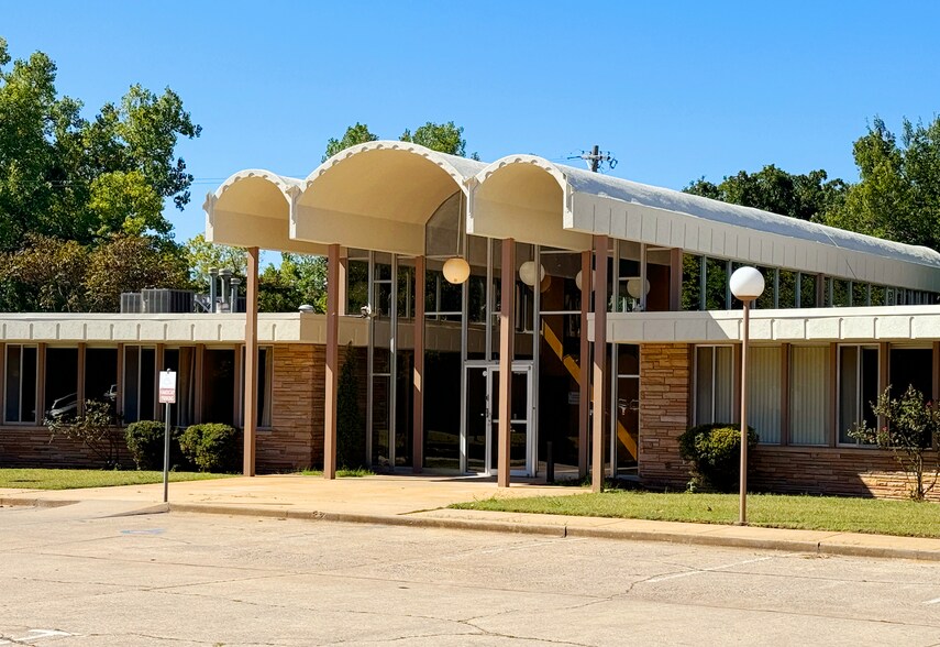 More Photos Of 301 NW 36th St, Oklahoma City Medical For Lease