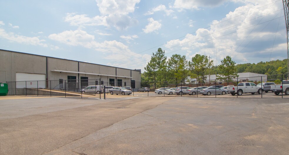 More Photos Of 1030 London Dr, Birmingham Light Distribution For Sale