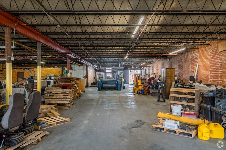 More Photos Of 222 King St S, Calhoun Warehouse For Sale