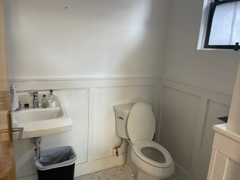 More Photos Of 19 Orchard St, Manhasset Office For Lease