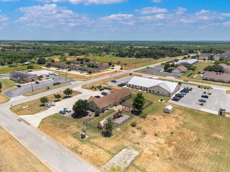 More Photos Of 140 Paloma Dr, Floresville Office For Sale