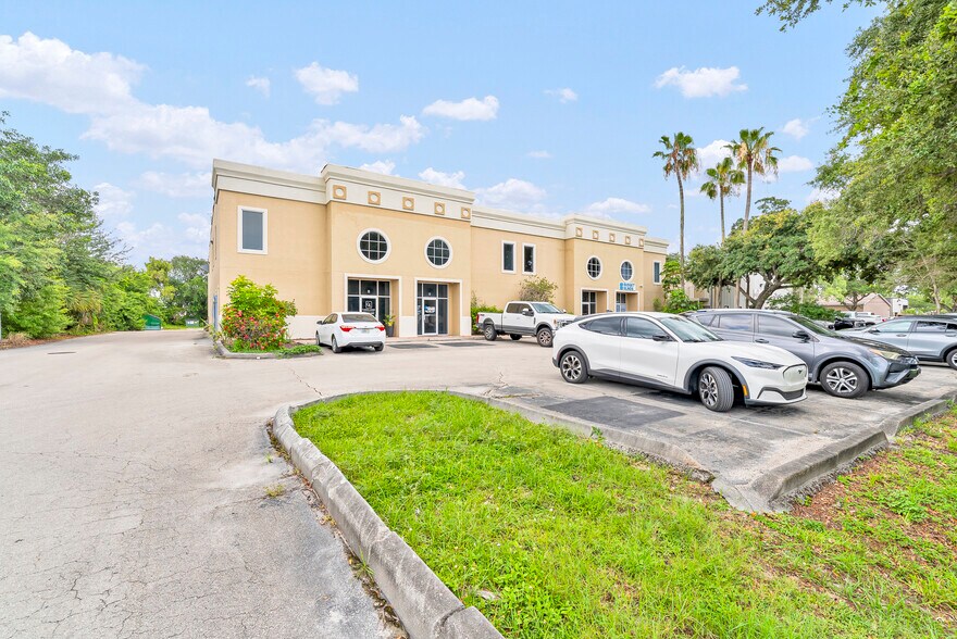 More Photos Of 5780 Taylor Rd, Naples Showroom For Sale