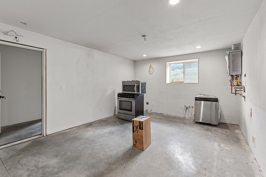 More Photos Of 275 Industrial Park Ave, Spirit Lake Warehouse For Sale