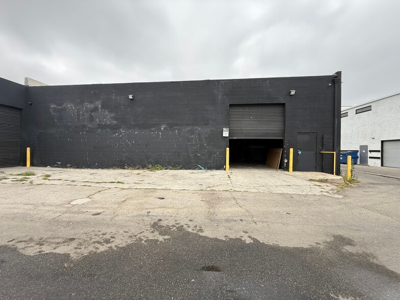 More Photos Of 19316-19320 Londelius St, Northridge Warehouse For Lease