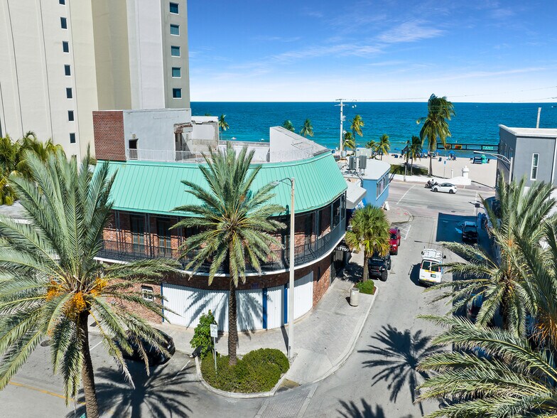 More Photos Of 900 Sunrise Ln, Fort Lauderdale Bar For Lease
