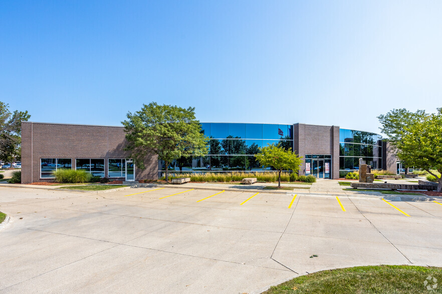 Primary Photo Of 2501 SE Tones Dr, Ankeny Medical For Lease