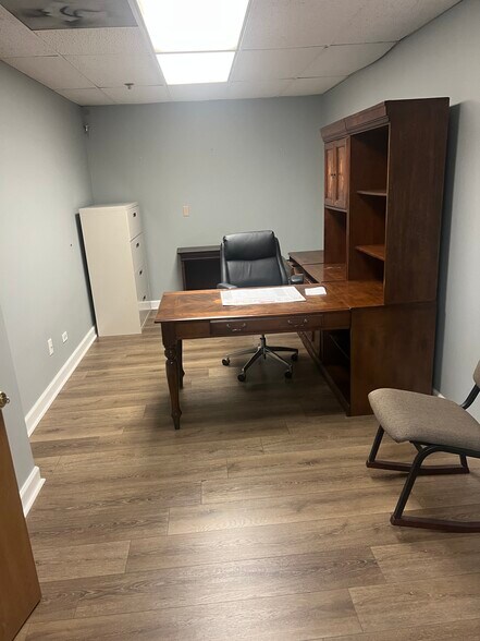 More Photos Of 1371-1375 Wilhelm Rd, Mundelein Distribution For Lease