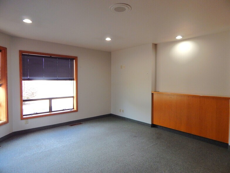 More Photos Of 272 Medical Loop, Roseburg Office For Sale