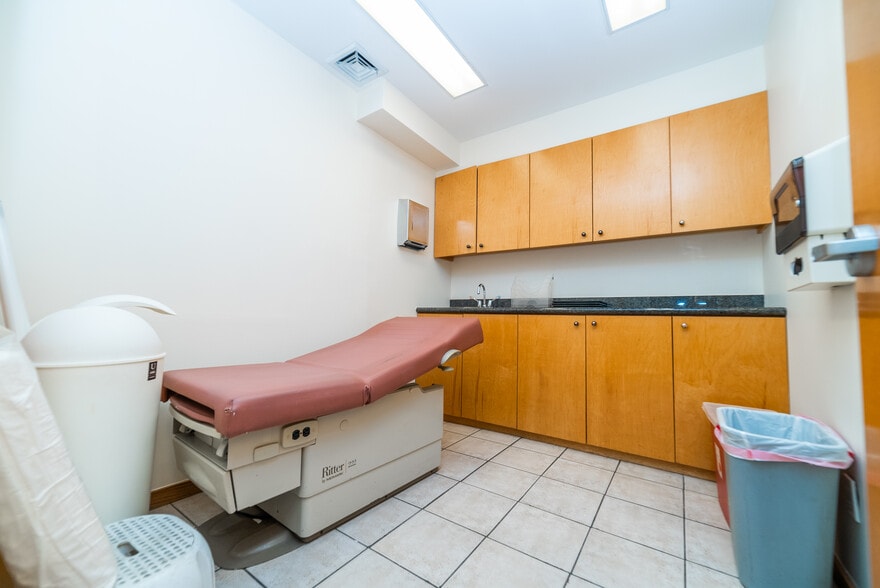 More Photos Of 1749 E 16th St, Brooklyn Storefront Retail Office For Sale