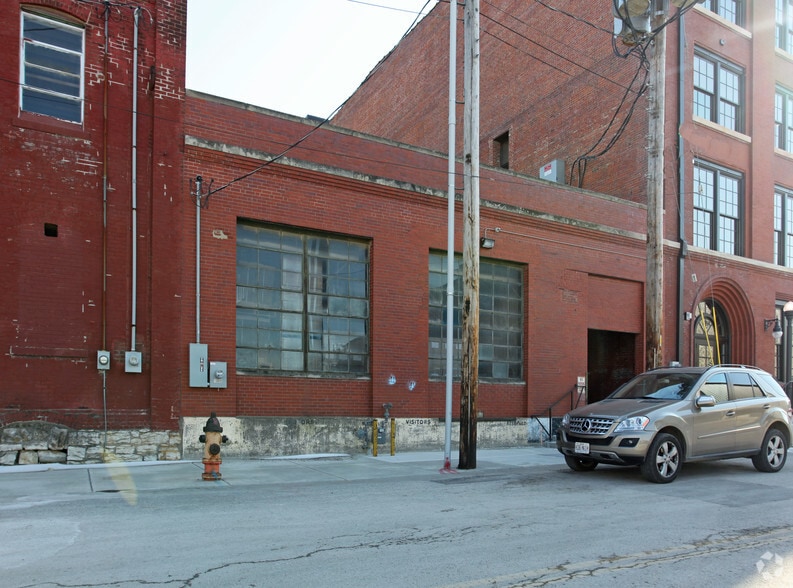 More Photos Of 1005 W 8th St, Kansas City Warehouse For Lease