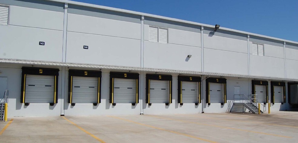 More Photos Of 14810 North Fwy, Houston Distribution For Lease