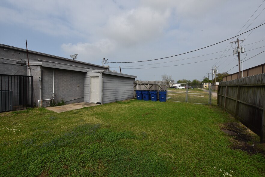 More Photos Of 921 Texas Ave, Texas City Service For Sale