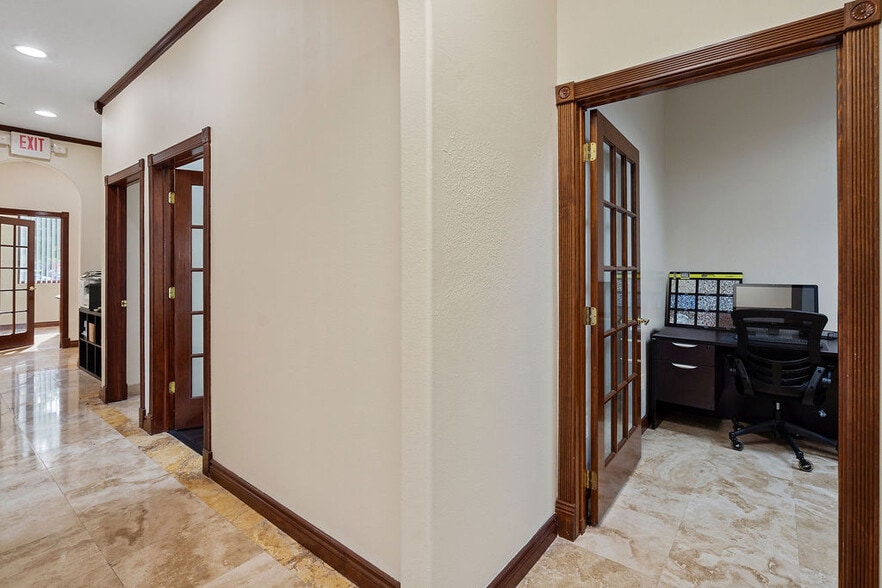 More Photos Of 7901 Kingspointe Pky, Orlando Showroom For Sale