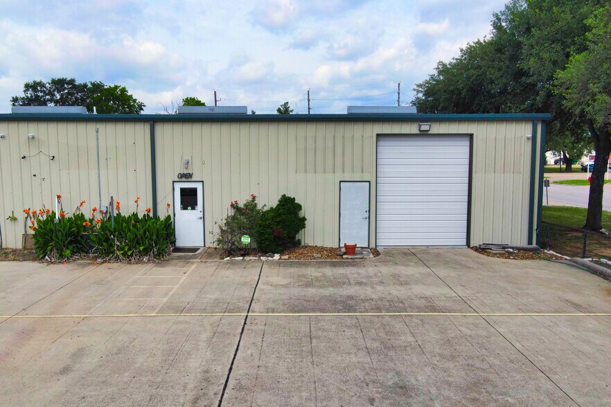 More Photos Of 5305 5th St, Katy Industrial For Sale