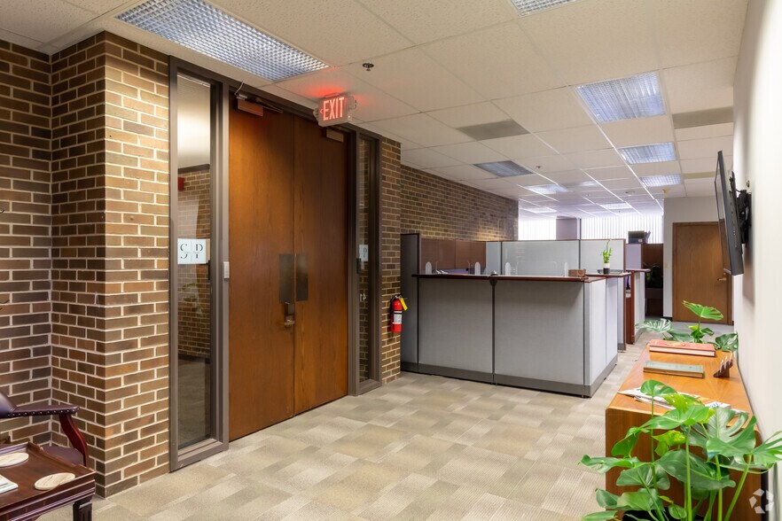 More Photos Of 2000 S Batavia Ave, Geneva Office For Lease