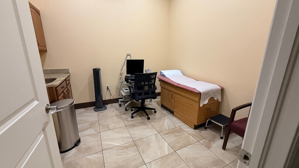 More Photos Of 717 Imar Dr, Sun City Center Medical For Lease