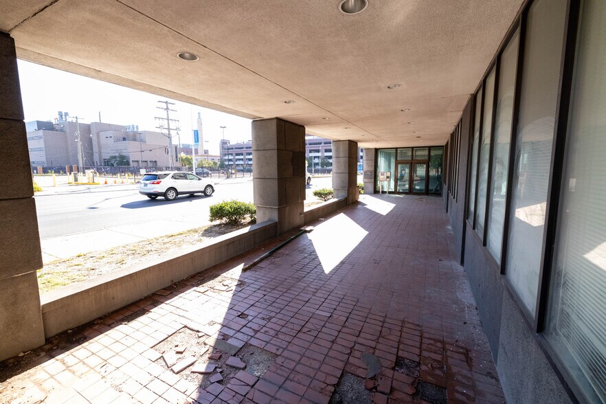 More Photos Of 110 E Warren Ave, Detroit Medical For Lease