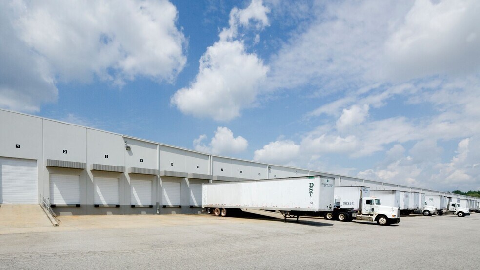 More Photos Of 560 Atlanta S Pky, College Park Unknown For Lease