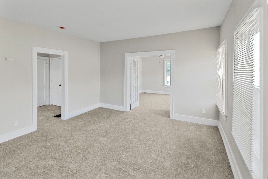 More Photos Of 302 N High St, Belleville Freestanding For Sale