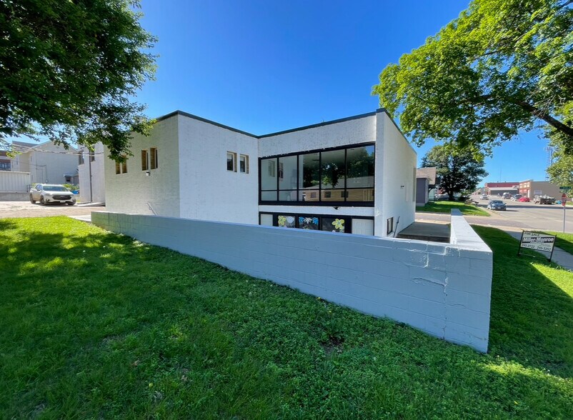 More Photos Of 116 W 19th St, Falls City Showroom For Sale
