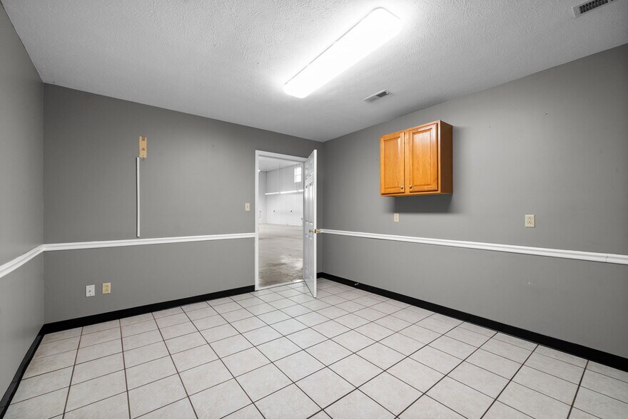 More Photos Of 1799 Alpine Dr, Clarksville Warehouse For Lease