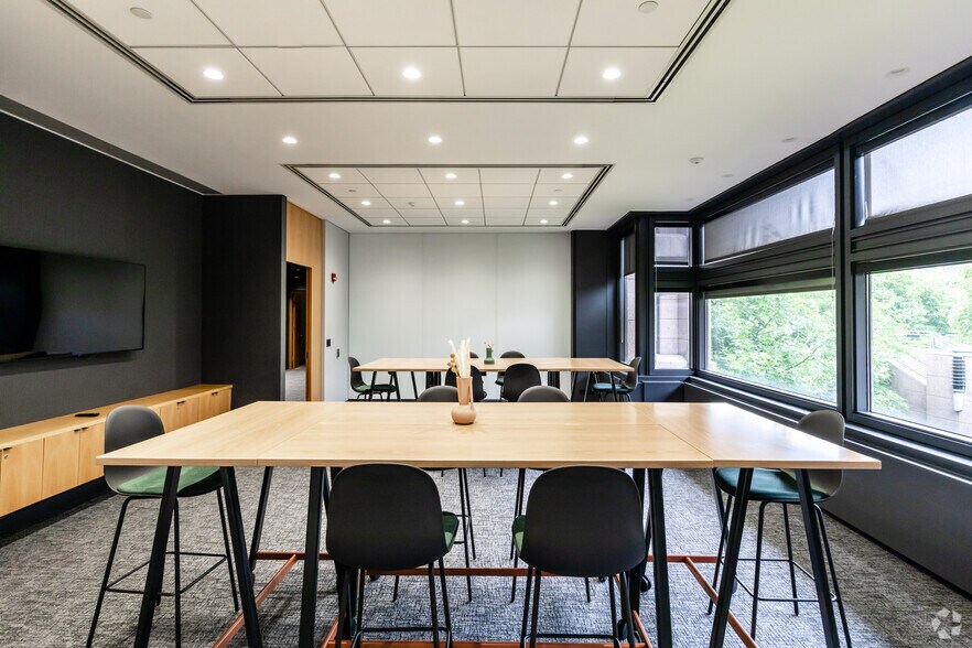 More Photos Of 2000 Center Dr, Hoffman Estates Office For Lease