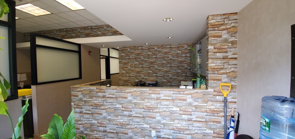 More Photos Of 40 Willis Ave, Syosset Warehouse For Lease