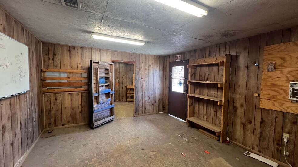 More Photos Of 3419 E Broadway Ave, North Little Rock Service For Lease