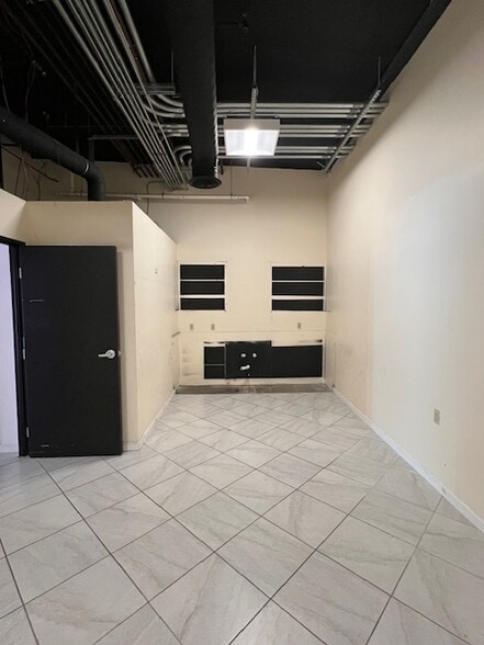 More Photos Of 4700 Panama Ln, Bakersfield Unknown For Lease