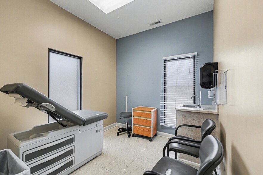 More Photos Of 208 W Salisbury St, Asheboro Medical For Lease