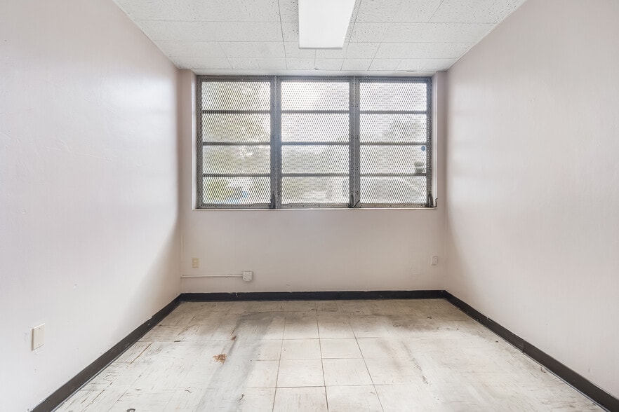 More Photos Of 775 NW 21st St, Miami Service For Sale