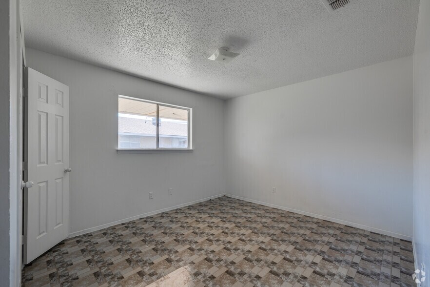 More Photos Of 1725 E 1st St, Dumas Multifamily For Sale