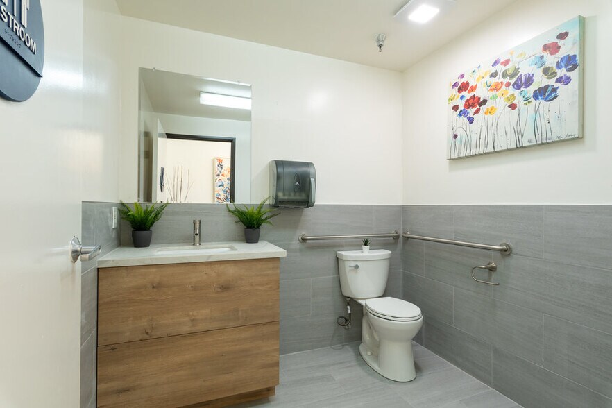 More Photos Of 8594 Siempre Viva Rd, San Diego Manufacturing For Lease