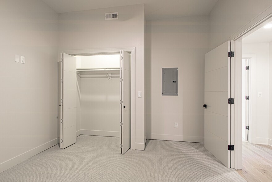 More Photos Of 200 W Gregory Blvd, Kansas City Apartments For Sale
