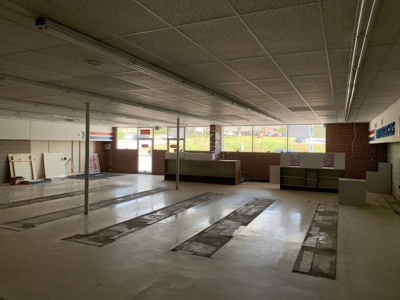 More Photos Of 727–729 Anderson St., Belton General Retail For Lease